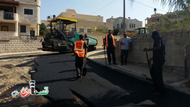  فيديو - بحضور رئيس البلدية المحامي عادل بدير .. يستمر تعبيد شوارع البلدة , تعبيد 4 شوارع بالقرب من شارع ال 24 الالتفافي  